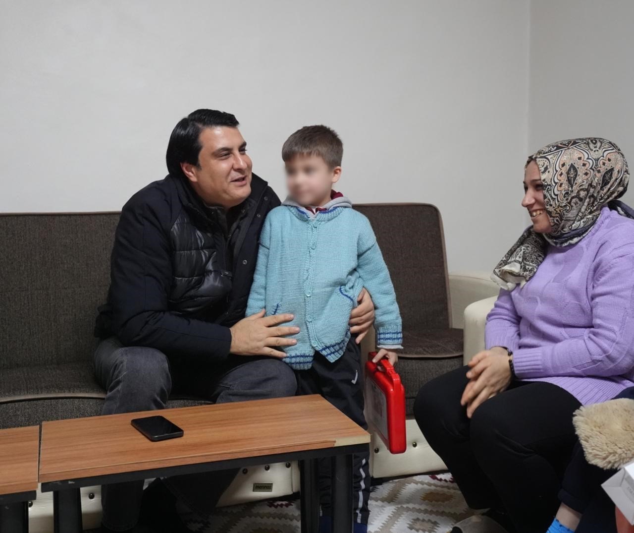 Yılmaz&rsquo;dan evi yanan K&ouml;mek ailesine anlamlı ziyaret
