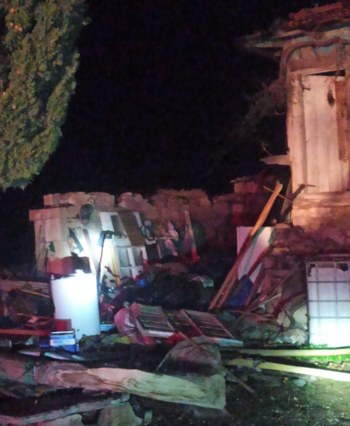 Fırtına Selendi&rsquo;de yıkıma neden oldu
