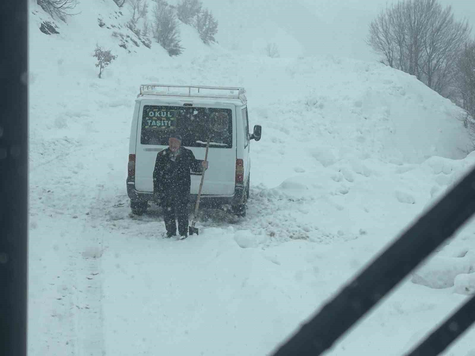 Karda mahsur kalan &ouml;ğrencilerin minib&uuml;s&uuml; kurtarıldı
