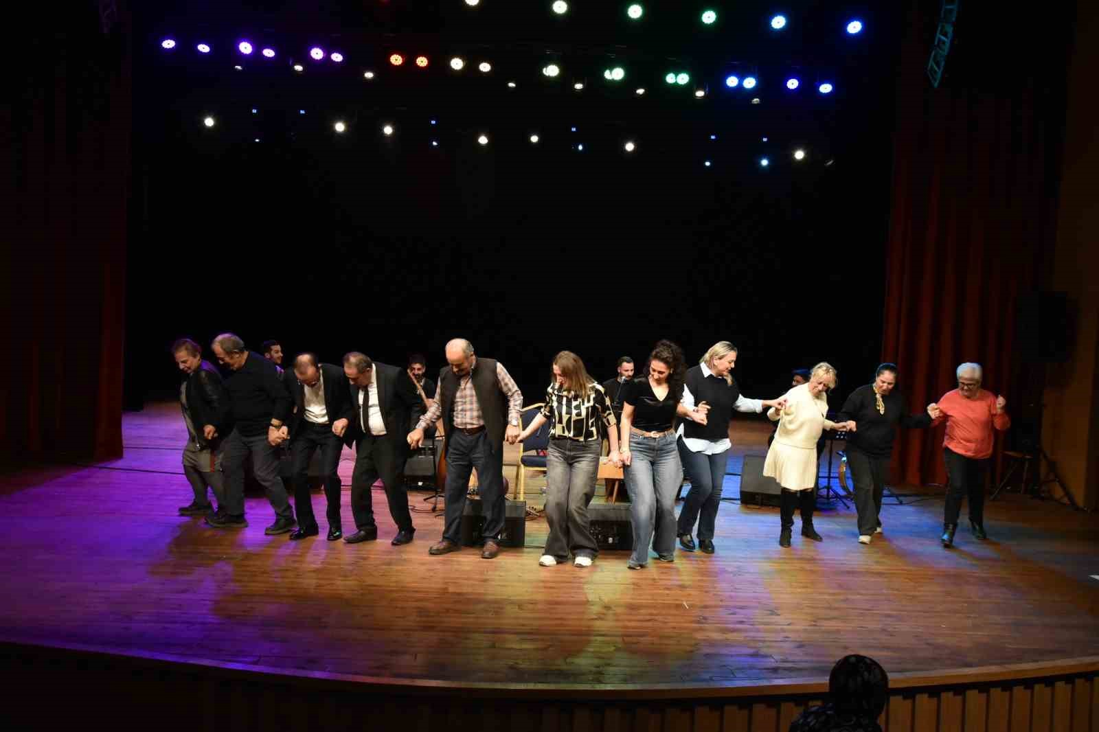 Sanat&ccedil;ı Salih G&uuml;ndoğdu&rsquo;dan Ata Sahne&rsquo;de t&uuml;rk&uuml; ş&ouml;leni
