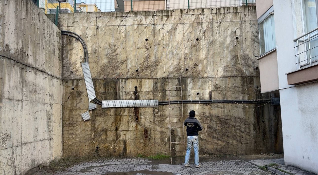 Apartman &ouml;n&uuml;ndeki &ccedil;atlaklıklar istinat duvarına zarar verdi
