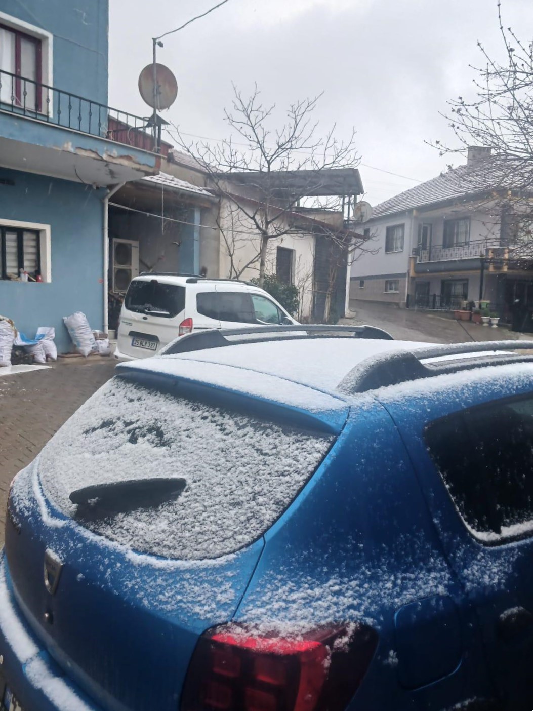 Sarıg&ouml;l&rsquo;&uuml;n y&uuml;ksek kesimlerine kısa s&uuml;reli kar yağdı
