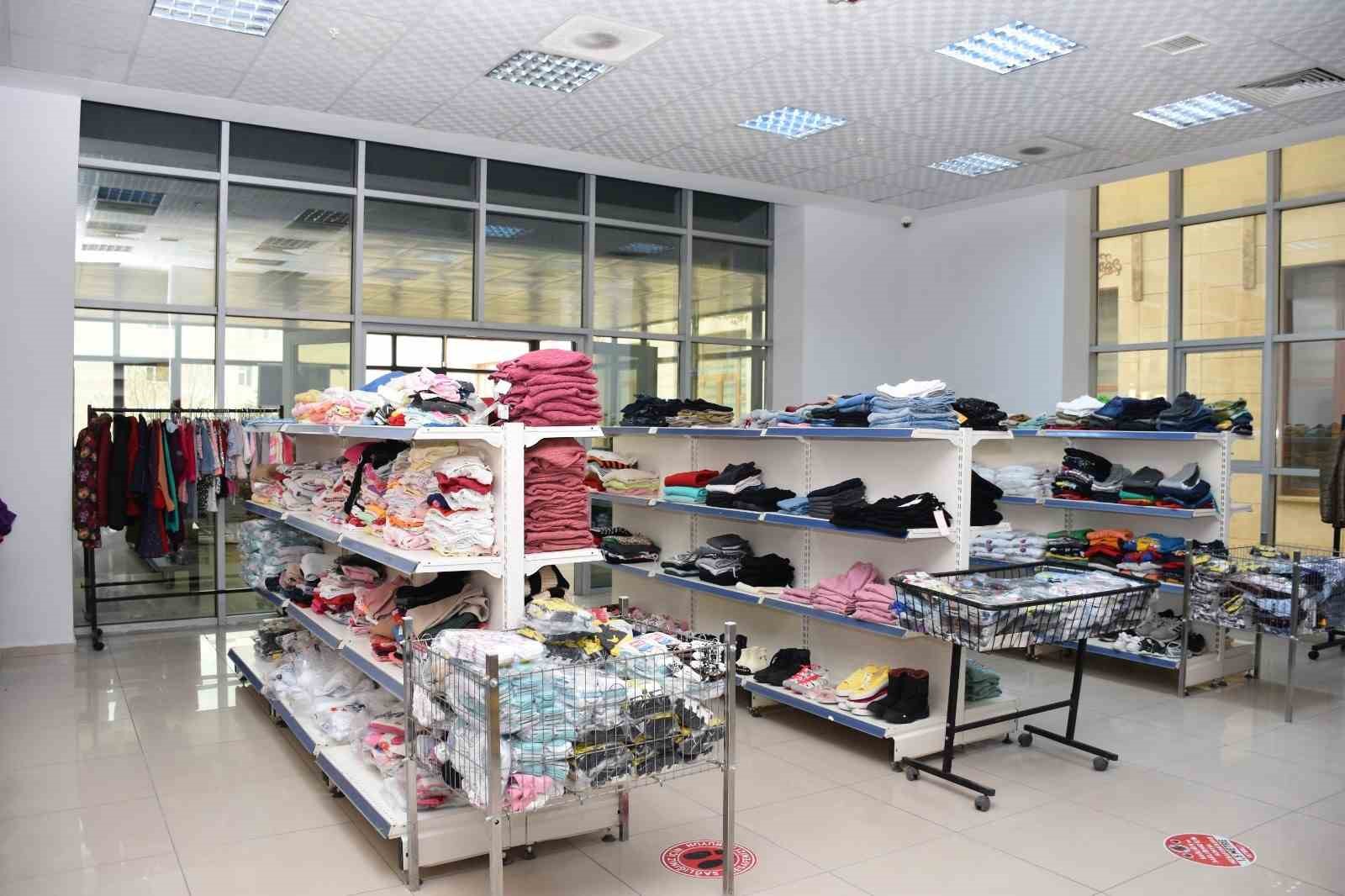 Siirt Emniyetinden 15 bin &ccedil;ocuğa &uuml;cretsiz giyim ve kırtasiye desteği
