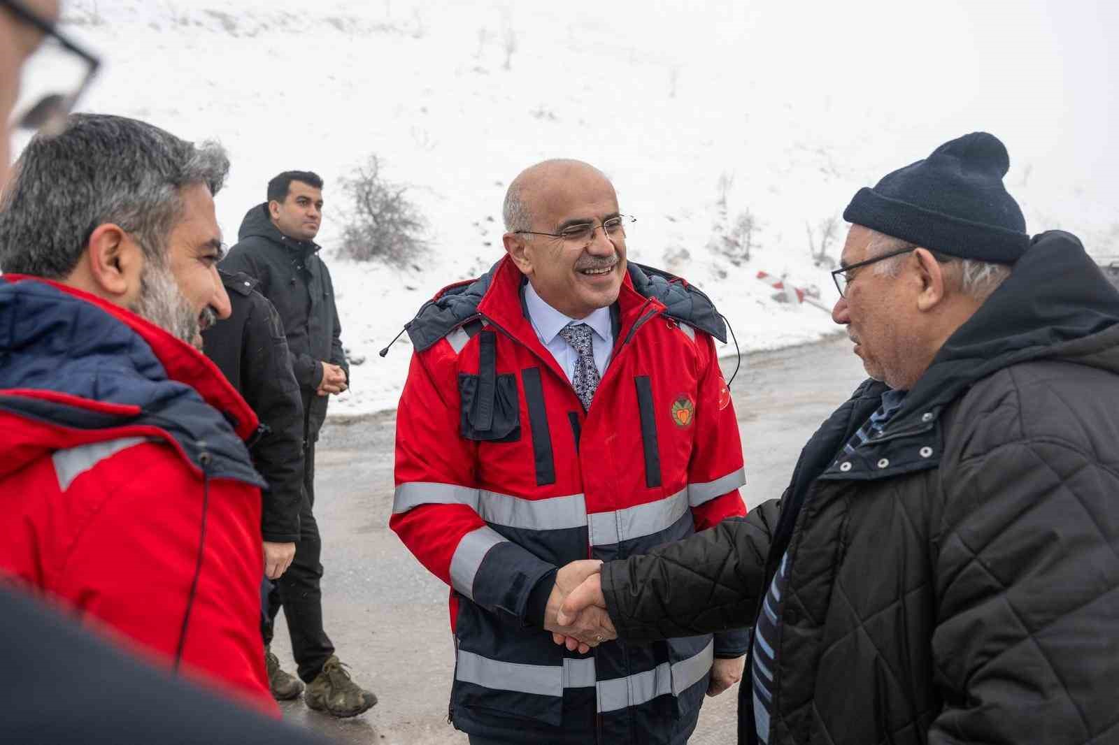 B&uuml;y&uuml;kşehir Belediyesi ekipleri karla m&uuml;cadelede 7/24 sahada
