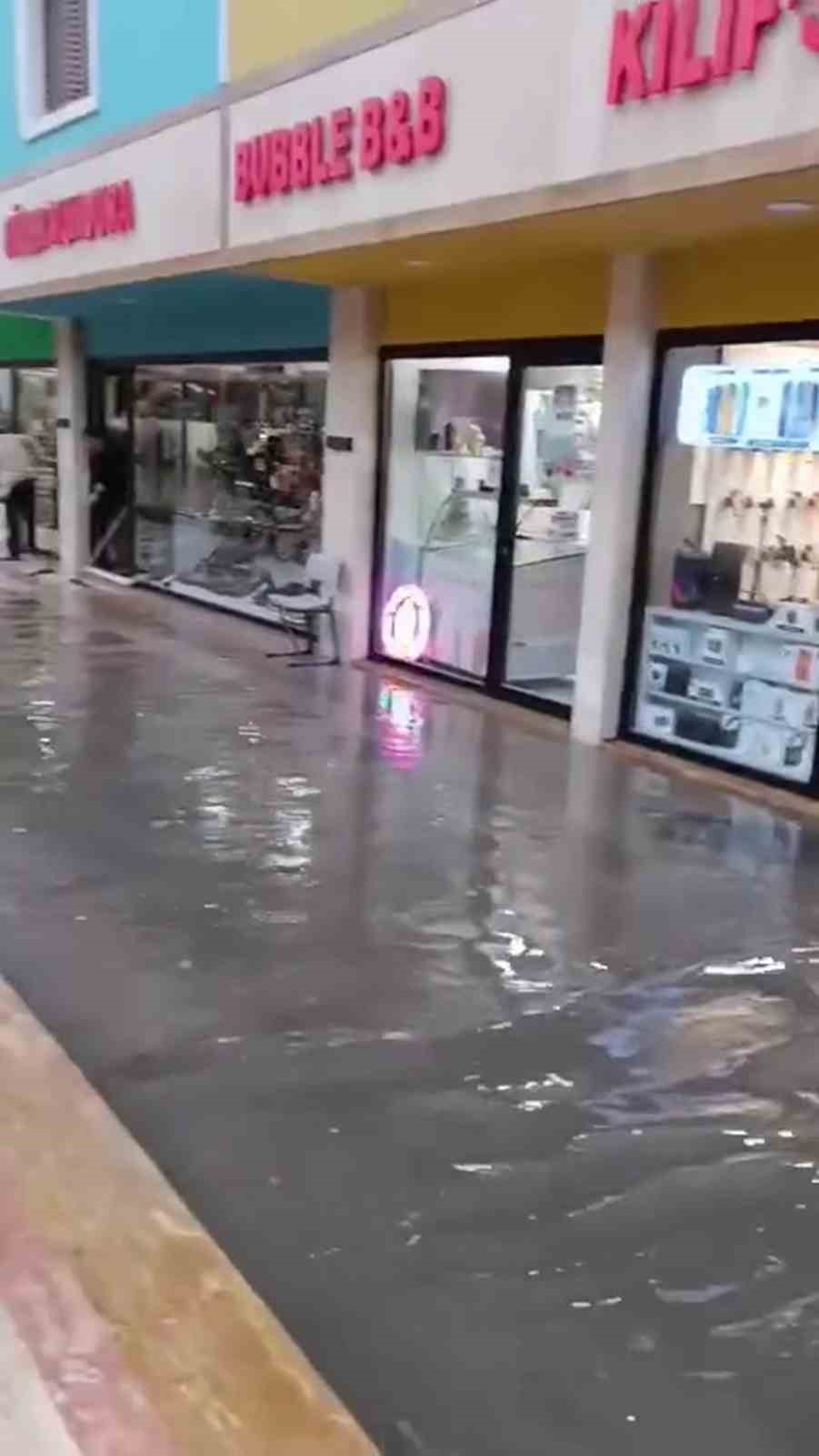 İskenderun ayakkabıcılar çarşısı sular altında kaldı