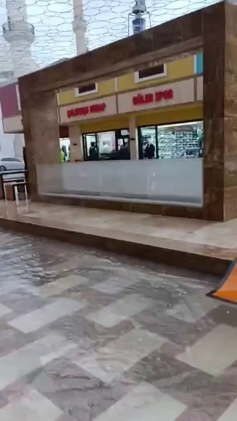 İskenderun ayakkabıcılar çarşısı sular altında kaldı