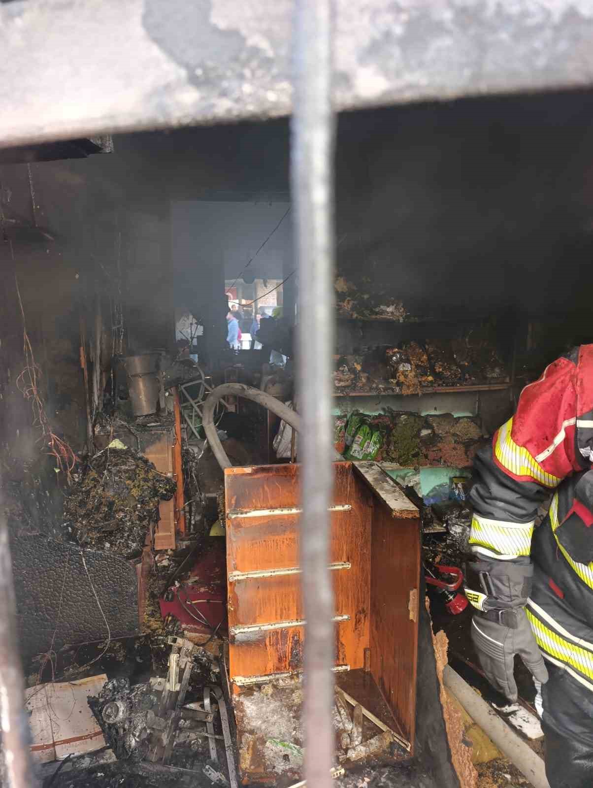 Burhaniye de baharatçı dükkanı yandı