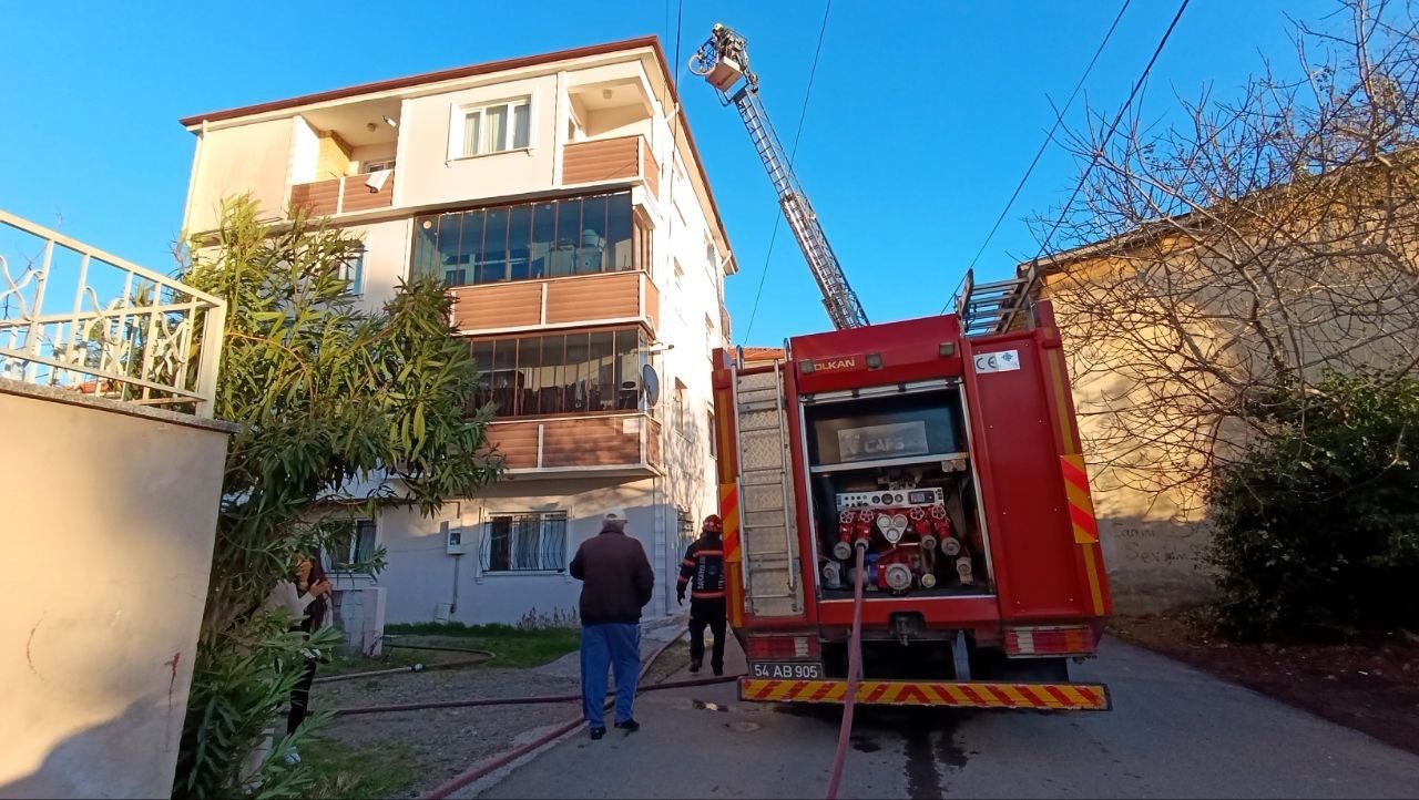 Mangal yakmak isterken &ccedil;atıyı ateşe verdi
