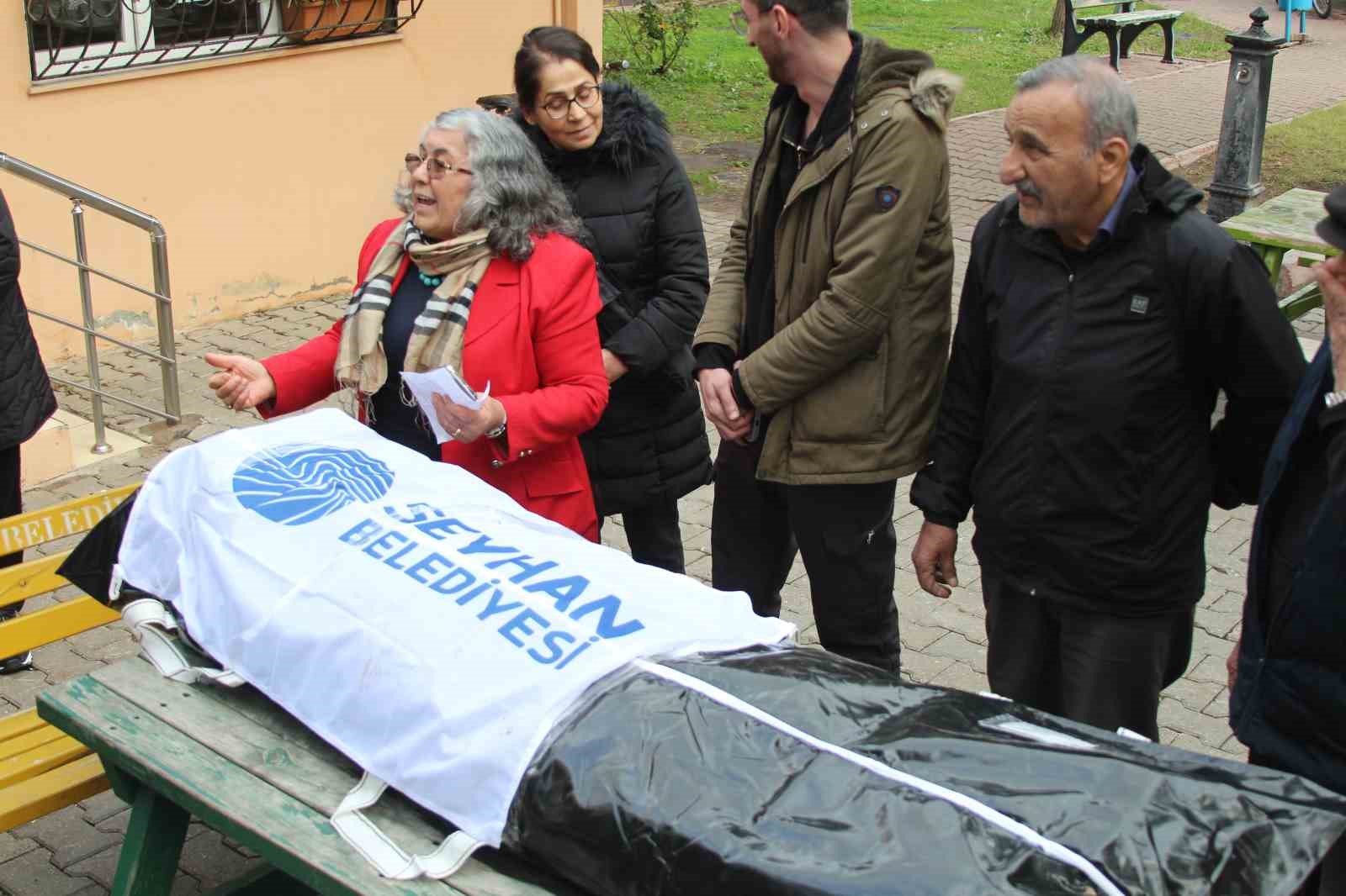 Adana&rsquo;da ilgin&ccedil; hizmet gelmedi tepkisi: Muhtar, belediyenin cenazesini kaldırdı
