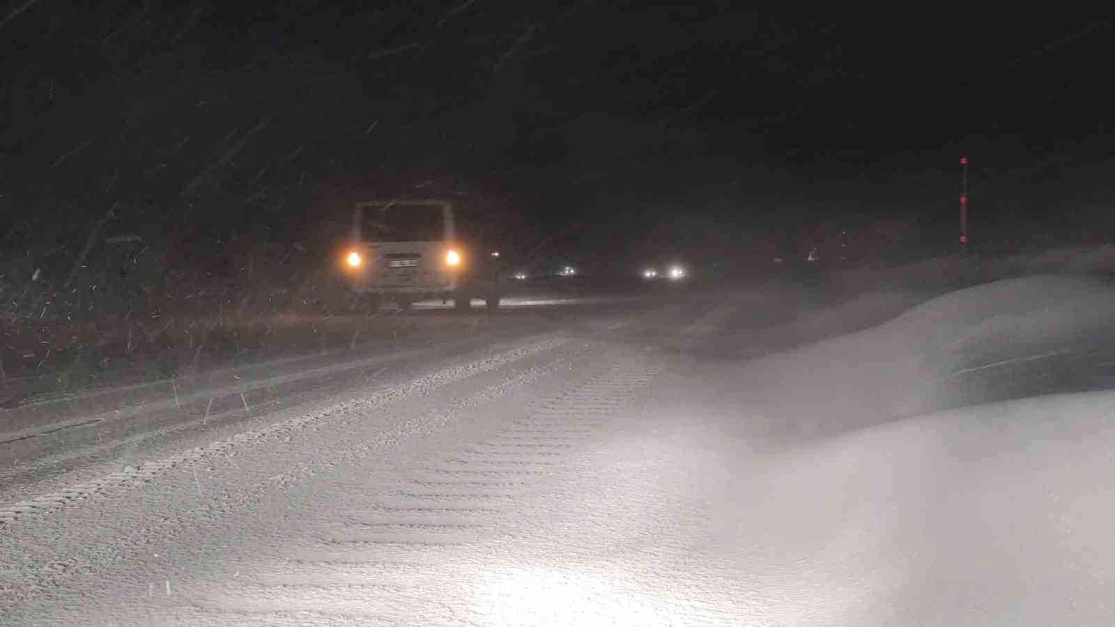 Van&rsquo;da Kurubaş Ge&ccedil;idi&rsquo;nde kar ve tipi ulaşımı olumsuz etkiliyor
