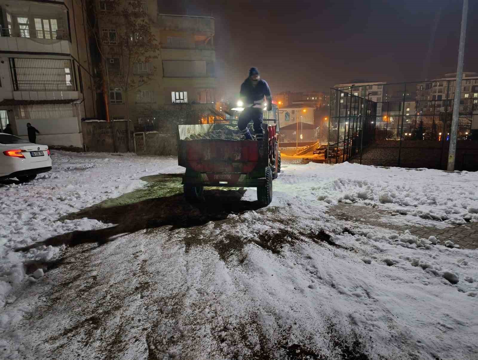 Siirt’te kar küreme ve tuzlama çalışmaları devam ediyor