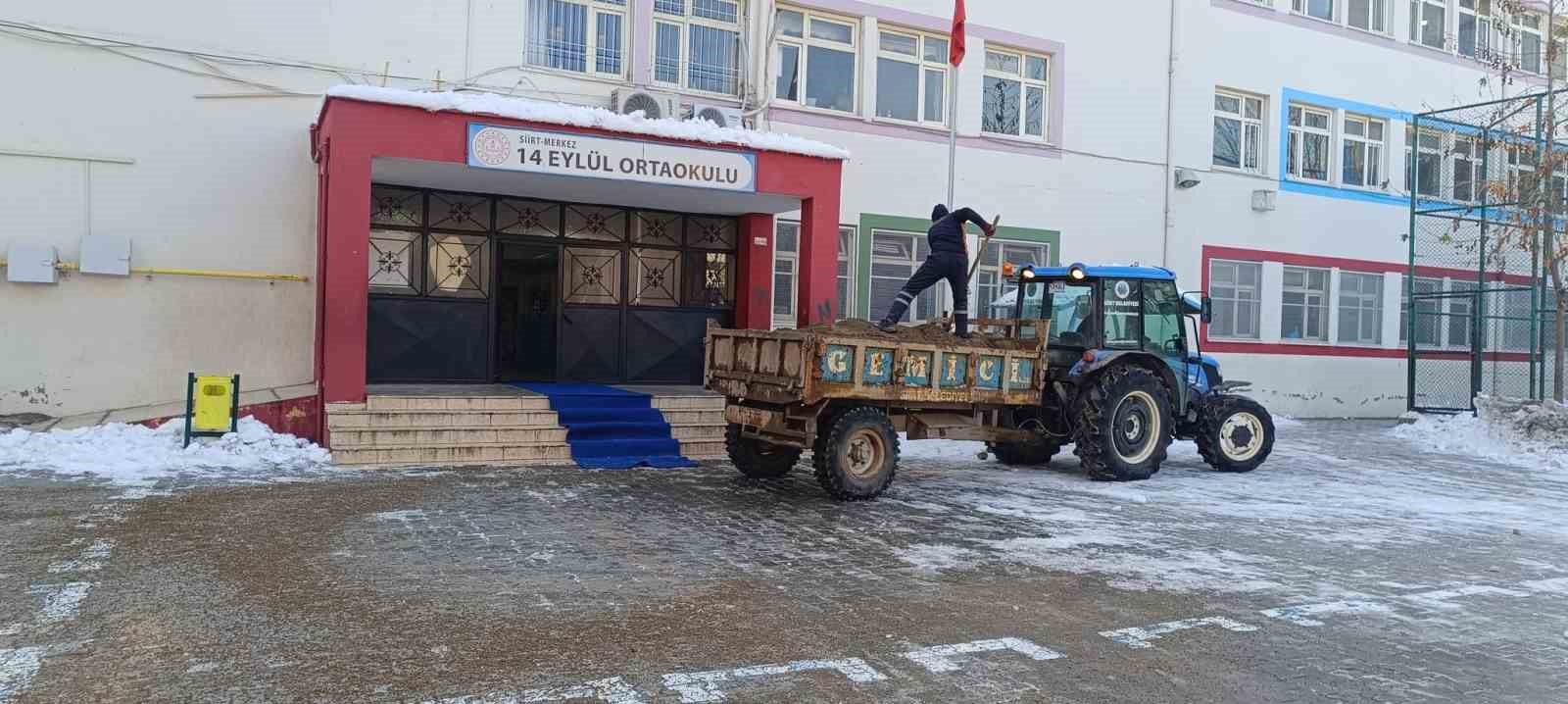 Siirt’te kar küreme ve tuzlama çalışmaları devam ediyor