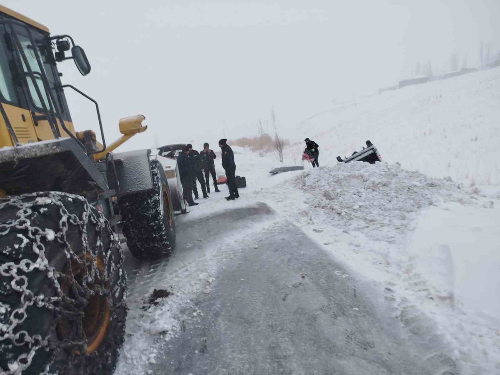 Van&rsquo;da yoldan &ccedil;ıkan minibus kara saplandı
