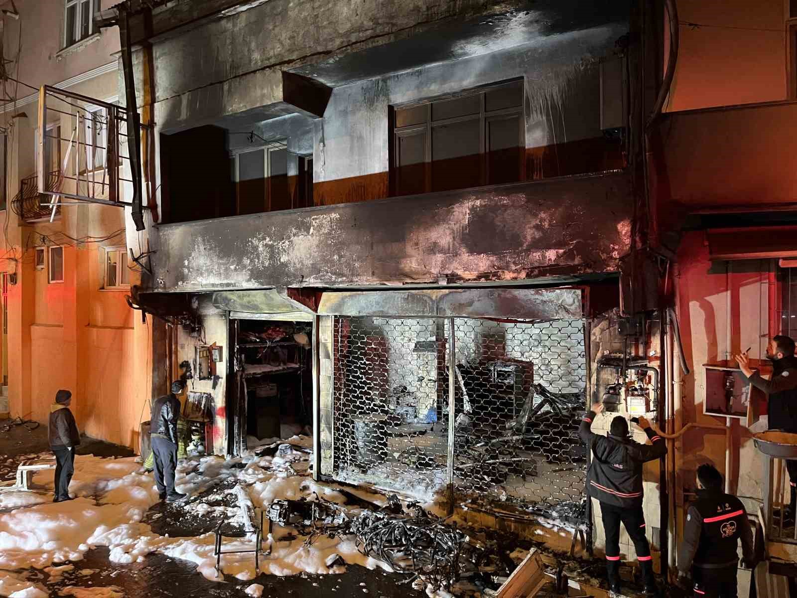 Sarıyer&rsquo;de motosiklet tamirhanesi alev alev yandı: 1 yaralı
