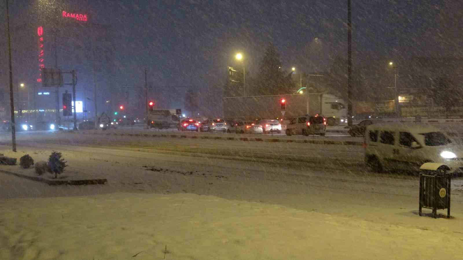 Malatya’da kar yağışı ulaşımda aksamalara yol açtı