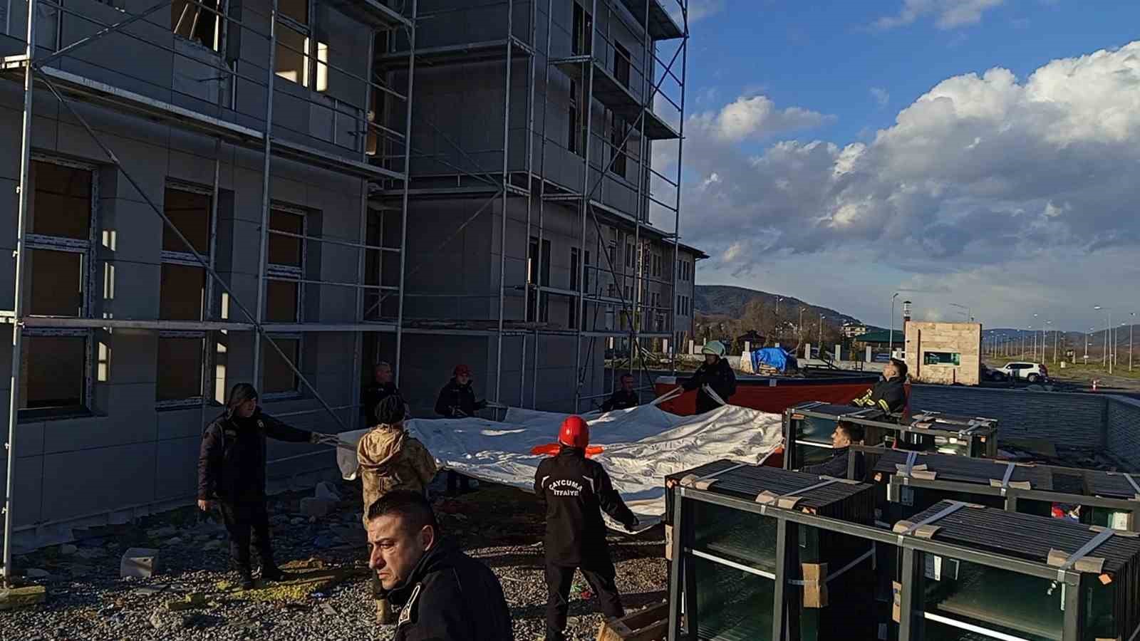 Alacağını tahsil edemediğini iddia eden iş&ccedil;i inşaat iskelesine &ccedil;ıktı
