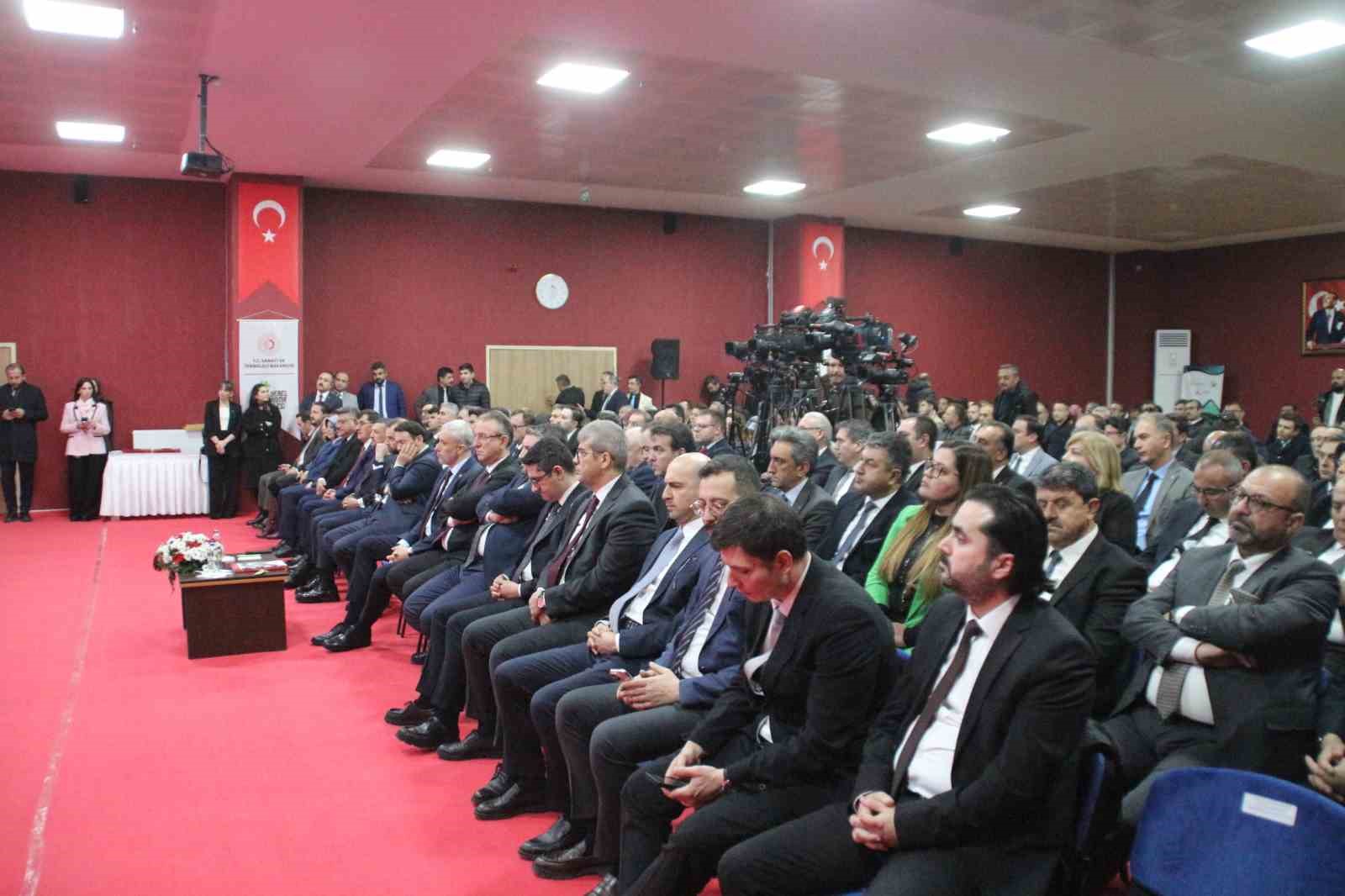 Bakan Kacır: "K&uuml;tahya, T&uuml;rkiye&rsquo;nin kalkınma yolculuğunda &ouml;zel bir yere sahip"
