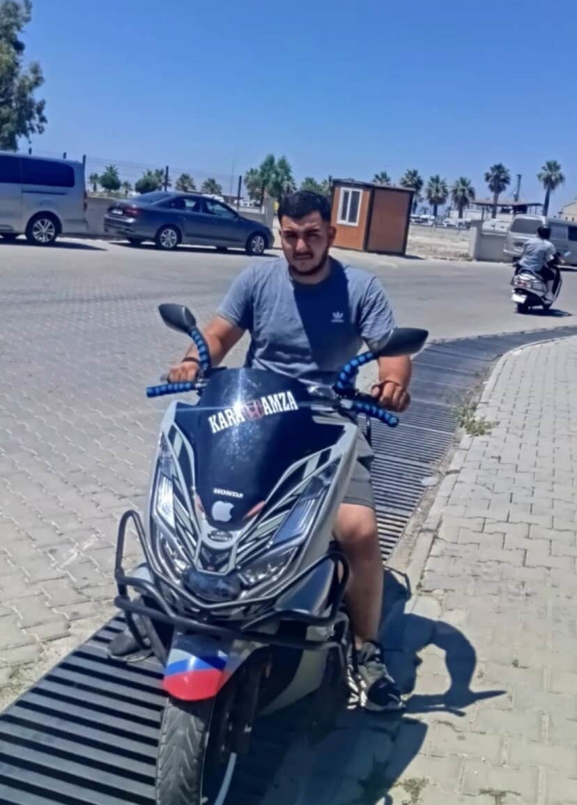 Kaldırıma &ccedil;arpan motosiklet defalarca takla attı: 22 yaşındaki s&uuml;r&uuml;c&uuml; hayatını kaybetti
