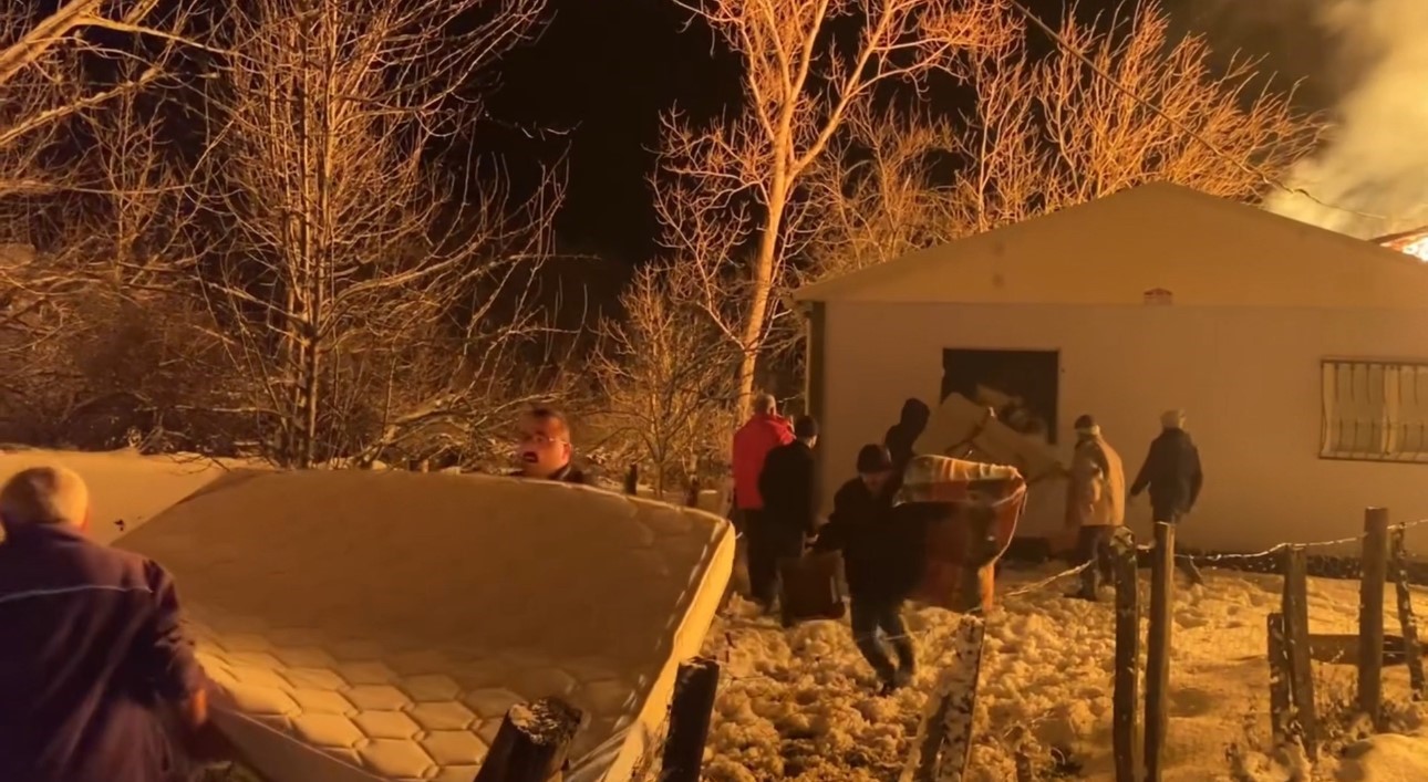 Karab&uuml;k&rsquo;te iki katlı ahşap ev k&uuml;le d&ouml;nd&uuml;
