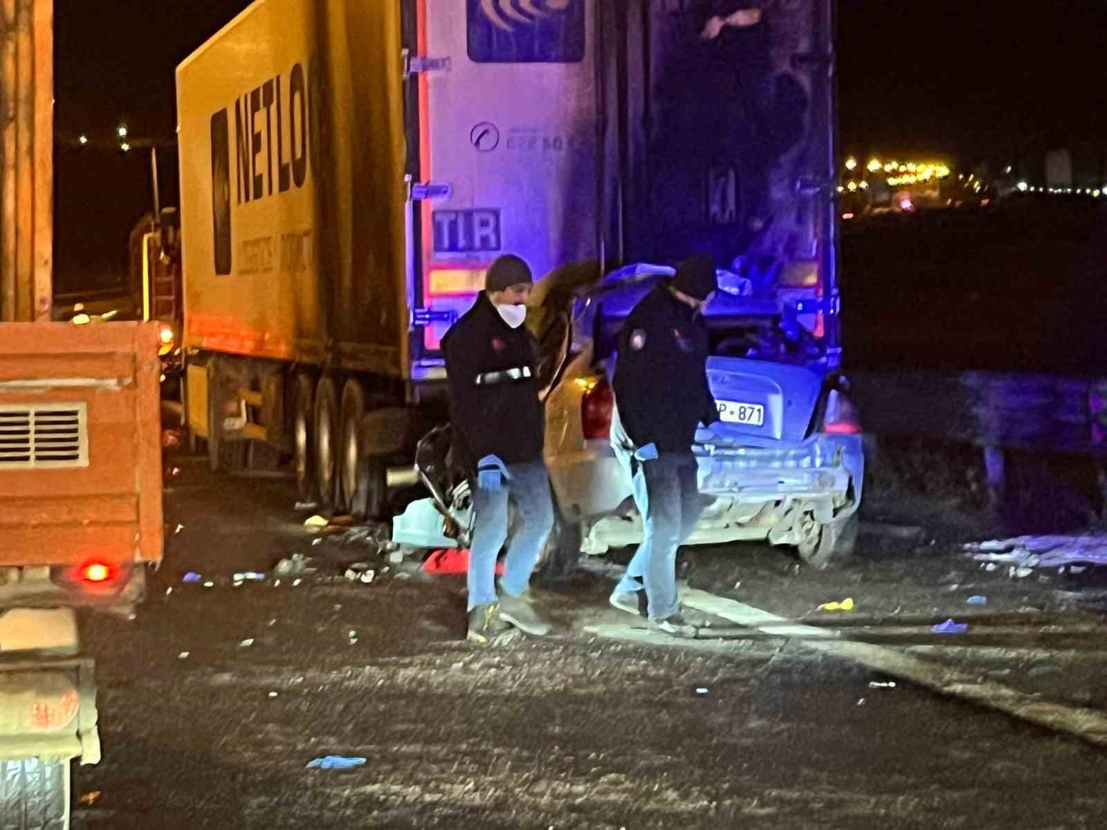 Ankara&rsquo;da tıra &ccedil;arpan aracın s&uuml;r&uuml;c&uuml;s&uuml; hayatını kaybetti
