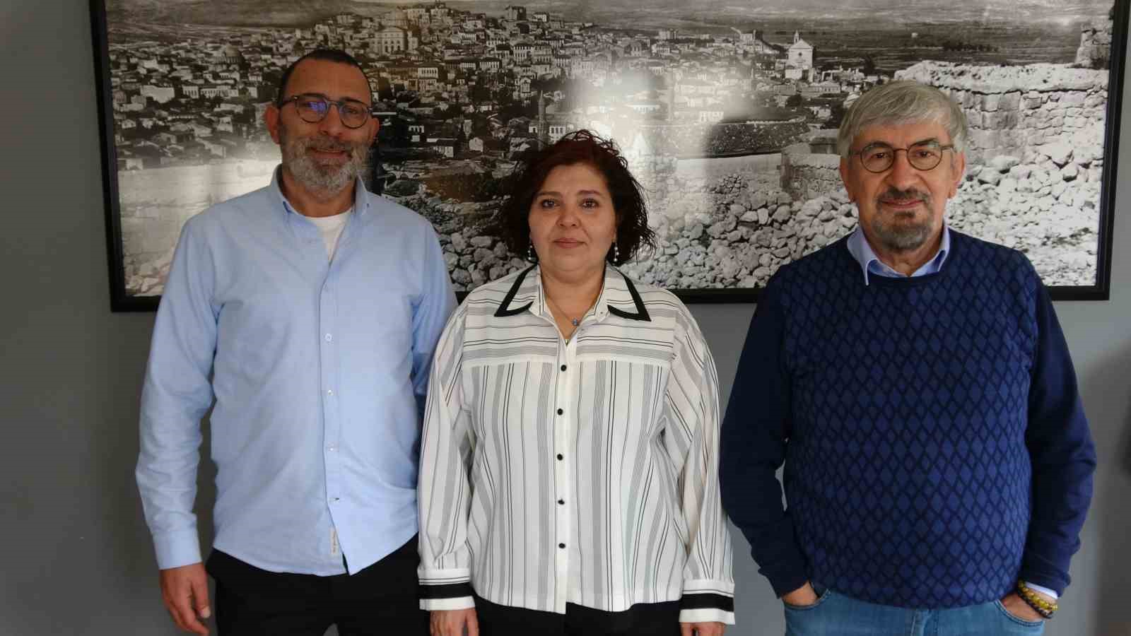 Gazeteci baba ve 2 &ccedil;ocuğu aynı mesleği yapmanın gururunu yaşıyor
