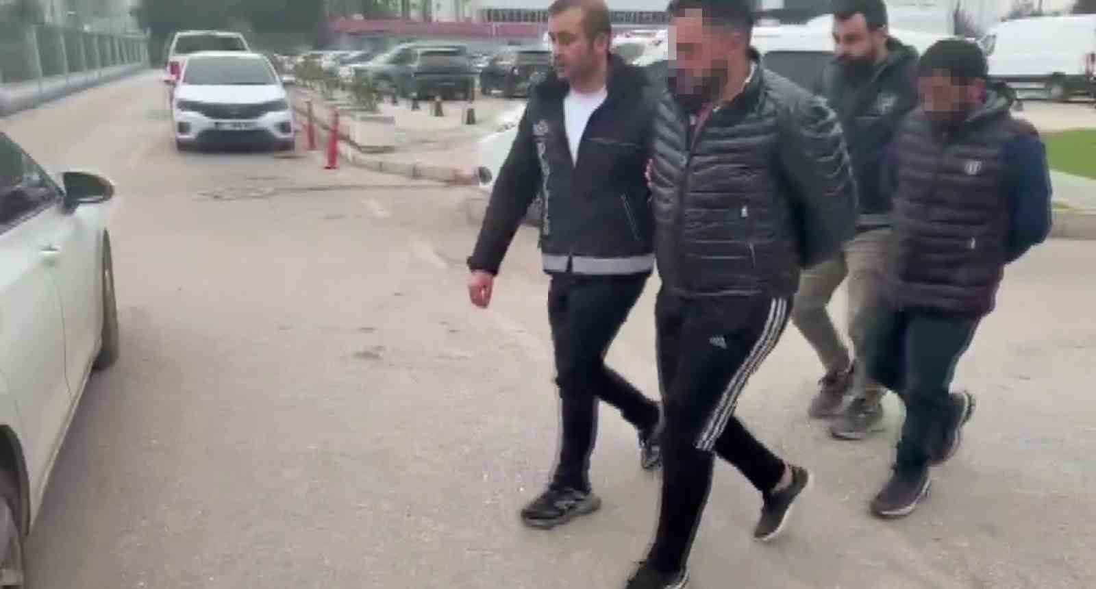 Otomobilden 10 bin paket ka&ccedil;ak sigara &ccedil;ıktı: 2 kişi tutuklandı
