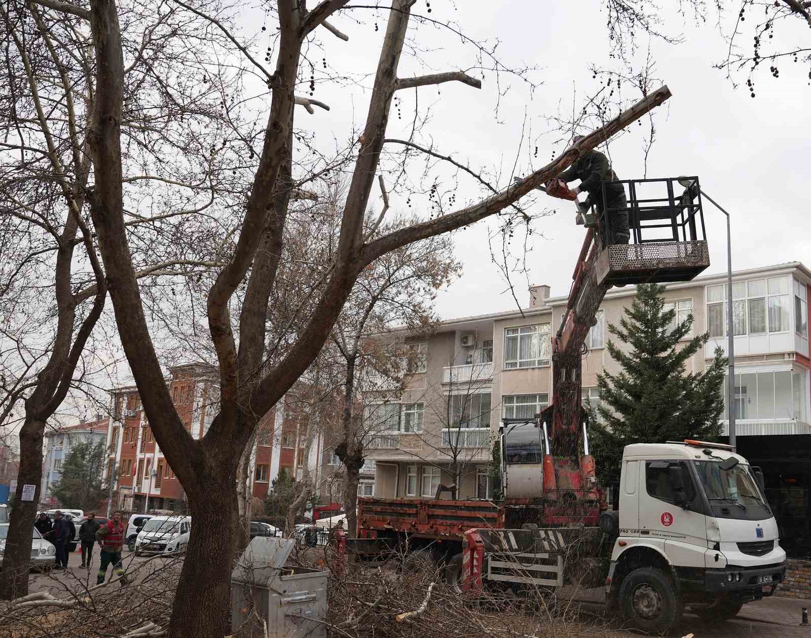 Keçiören Belediyesi, park ve yeşil alanlardaki bakım çalışmalarına devam ediyor