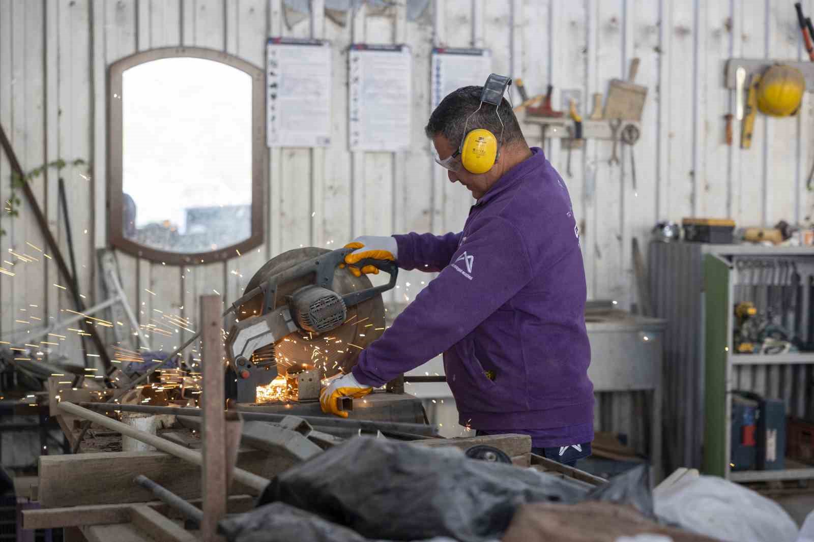 Mersin’de geri dönüşüm atölyesinde atıklar yeniden üretime kazandırılıyor