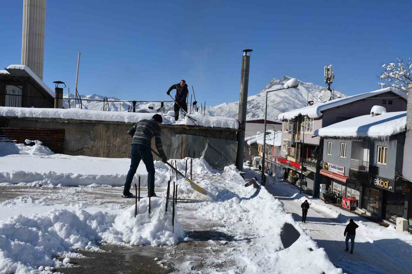 Beytüşşebap’ta damlarda biriken kar temizleniyor
