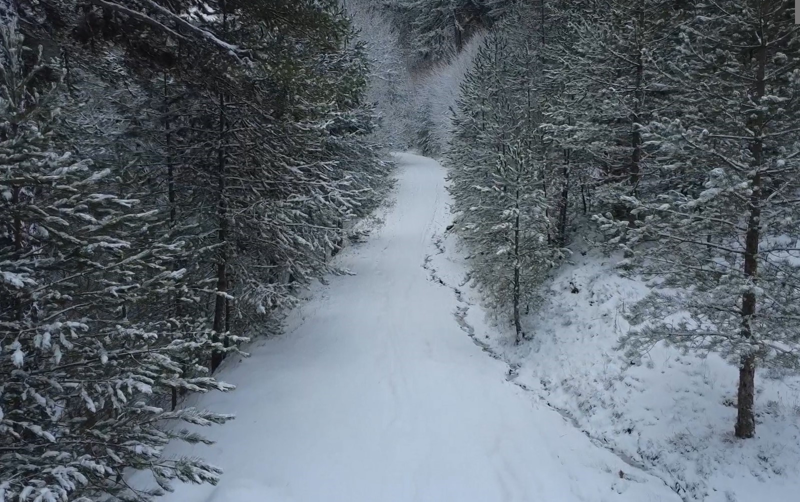 Karla kaplanan Demirci&rsquo;de kartpostallık manzaralar
