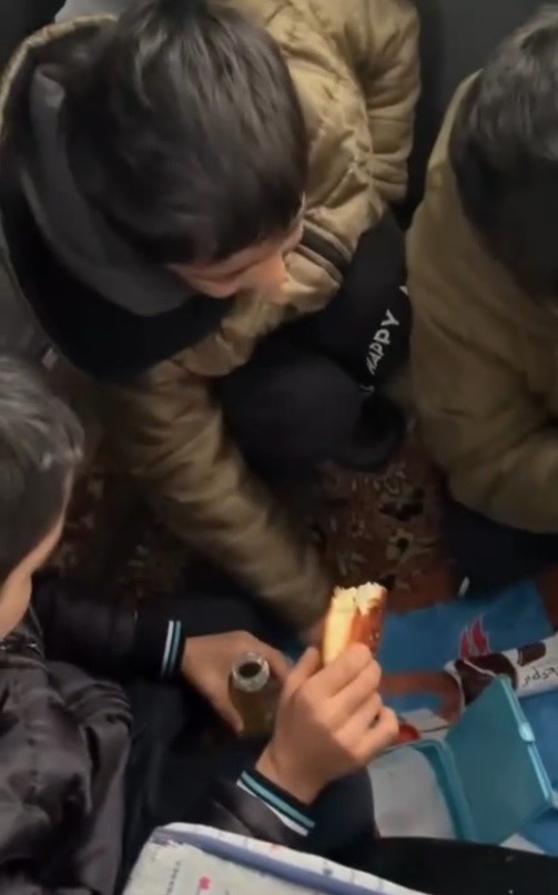 Erzincan’da servis kara saplandı, acıkan minik öğrenciler beslenme çantalarına sarıldı