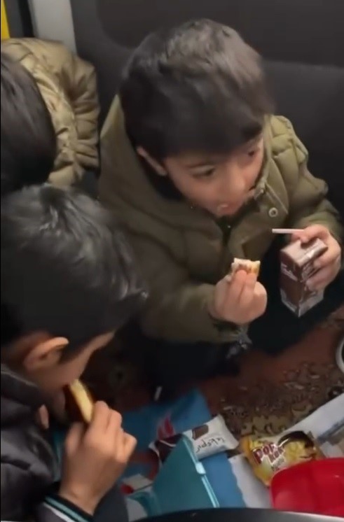 Erzincan’da servis kara saplandı, acıkan minik öğrenciler beslenme çantalarına sarıldı
