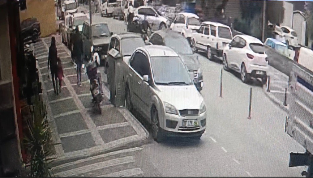 Otoparka d&ouml;nen otomobil ile motosiklet &ccedil;arpıştı: 1 yaralı
