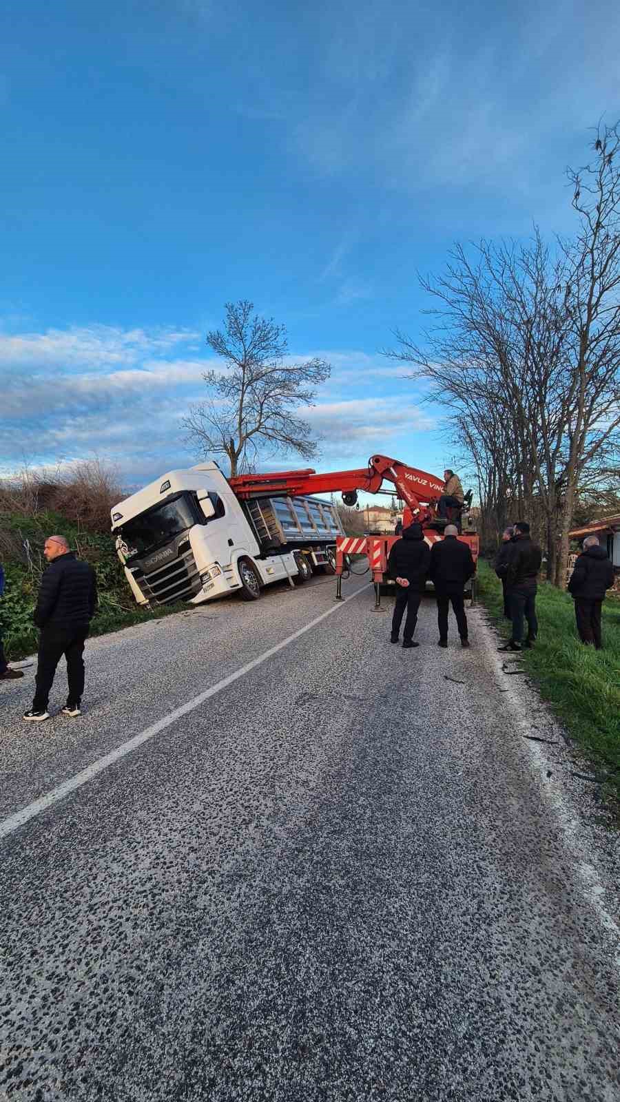 Edirne&rsquo;de peş peşe kazalar: Hamzabeyli yolunda otomobil tıra &ccedil;arptı, Demirhamlı&rsquo;da tır sulama kanalında durabildi
