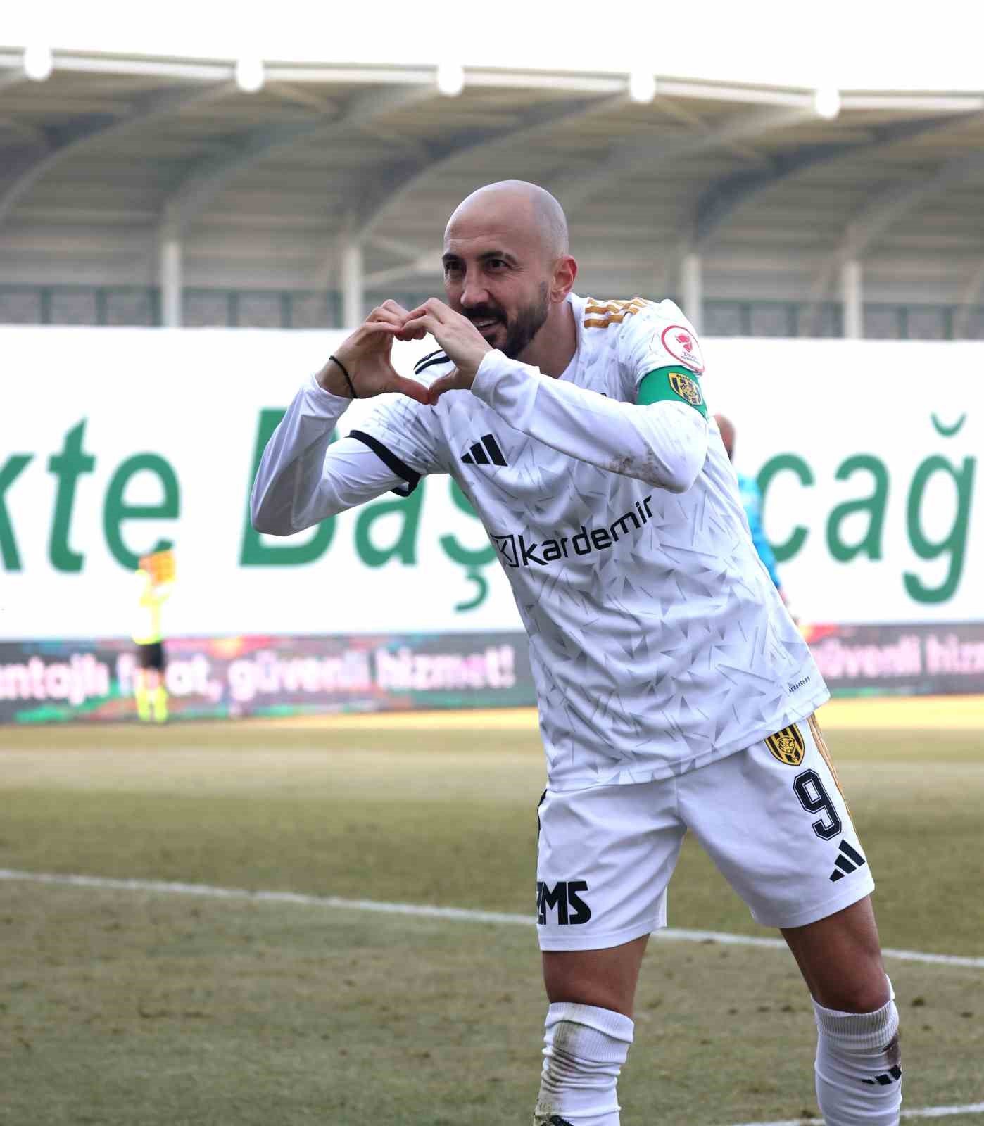 Ahmet İlhan &Ouml;zek: "&Ouml;n&uuml;m&uuml;zde 5 ma&ccedil;lık zorlu periyot var"
