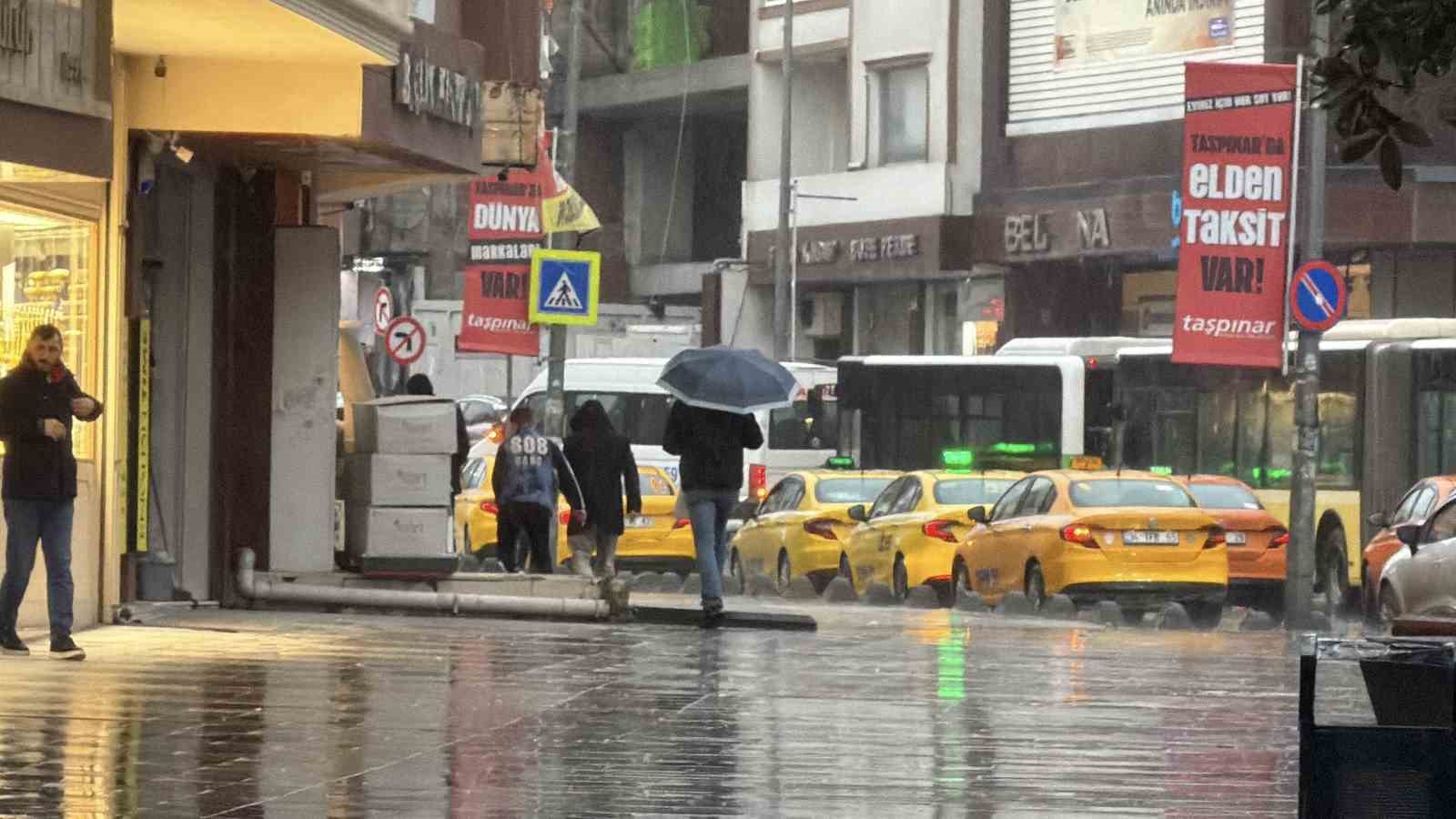Fırtına ve kar uyarılarının ardından Arnavutk&ouml;y&rsquo;de yağış başladı
