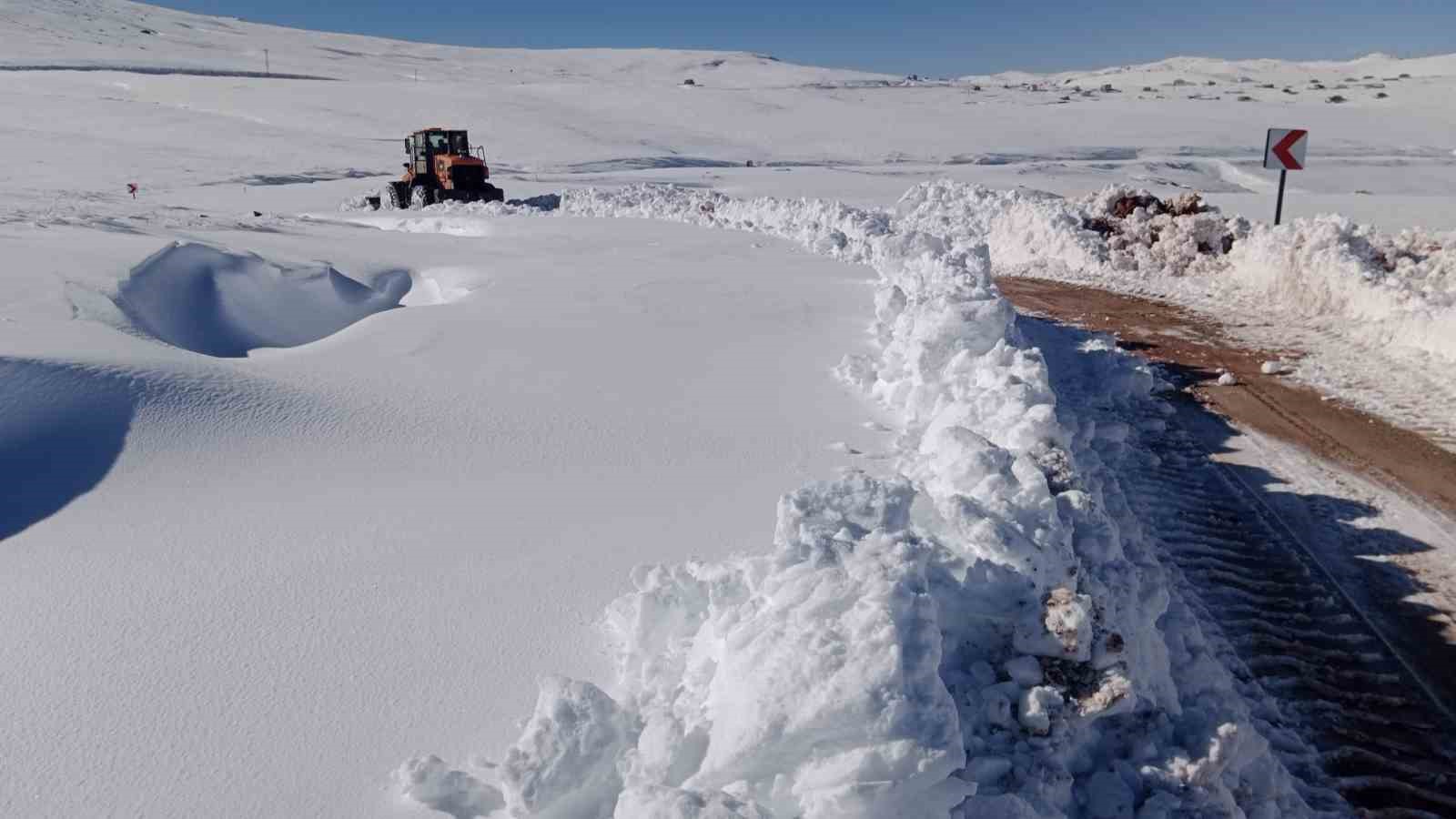 Karayolları ekipleri Bayburt&rsquo;ta kar k&uuml;reme ve tuzlama &ccedil;alışması başlattı
