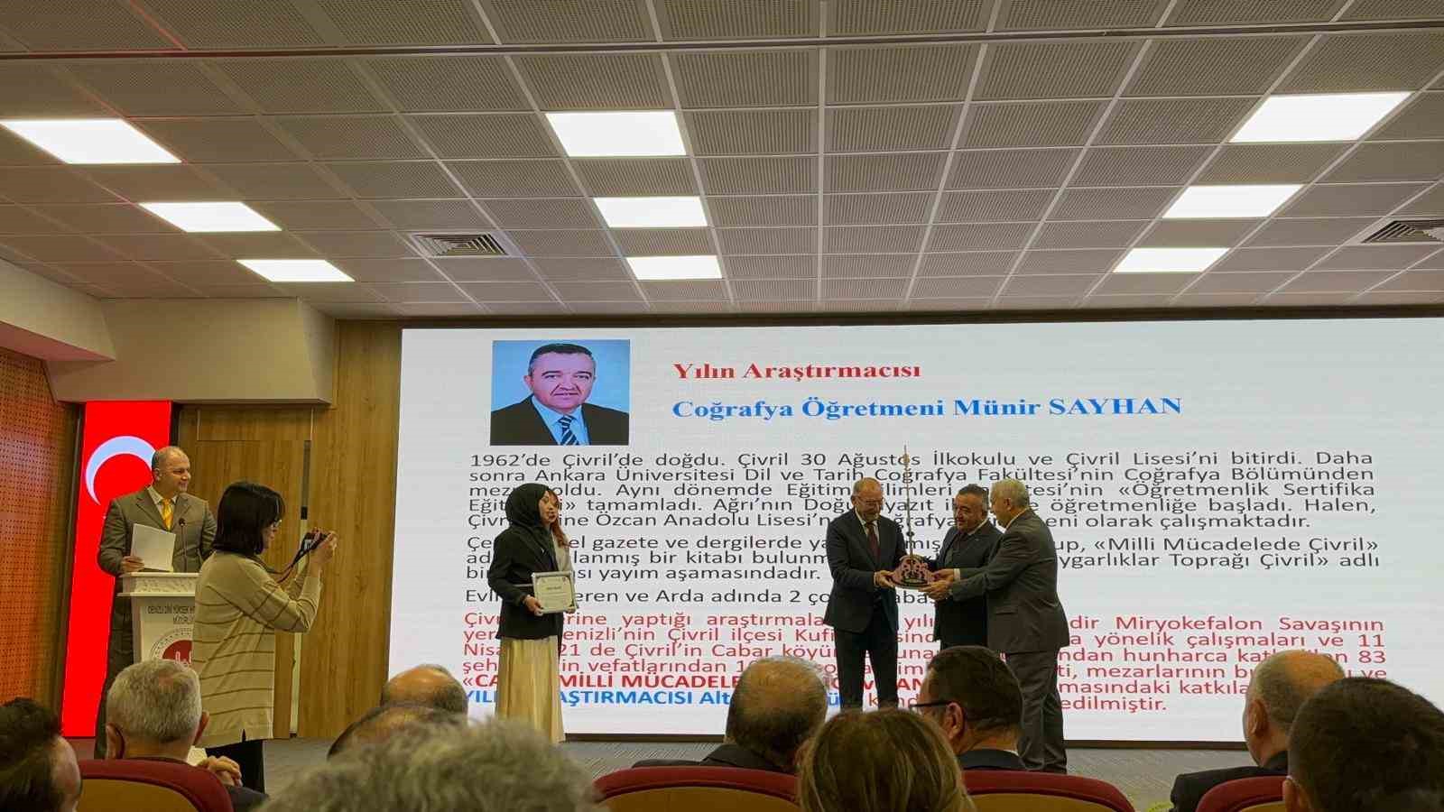 Denizli&rsquo;de &rsquo;2025 Altın Ok&rsquo; &ouml;d&uuml;l&uuml; Vali Coşkun&rsquo;a verildi
