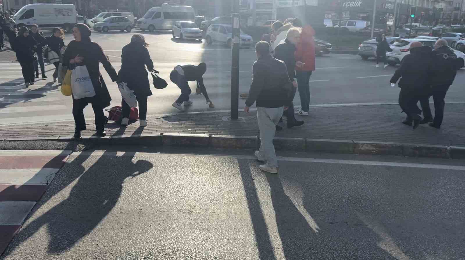 Bursa&rsquo;da lodos zor anlar yaşattı: trafik lambasına tutundular