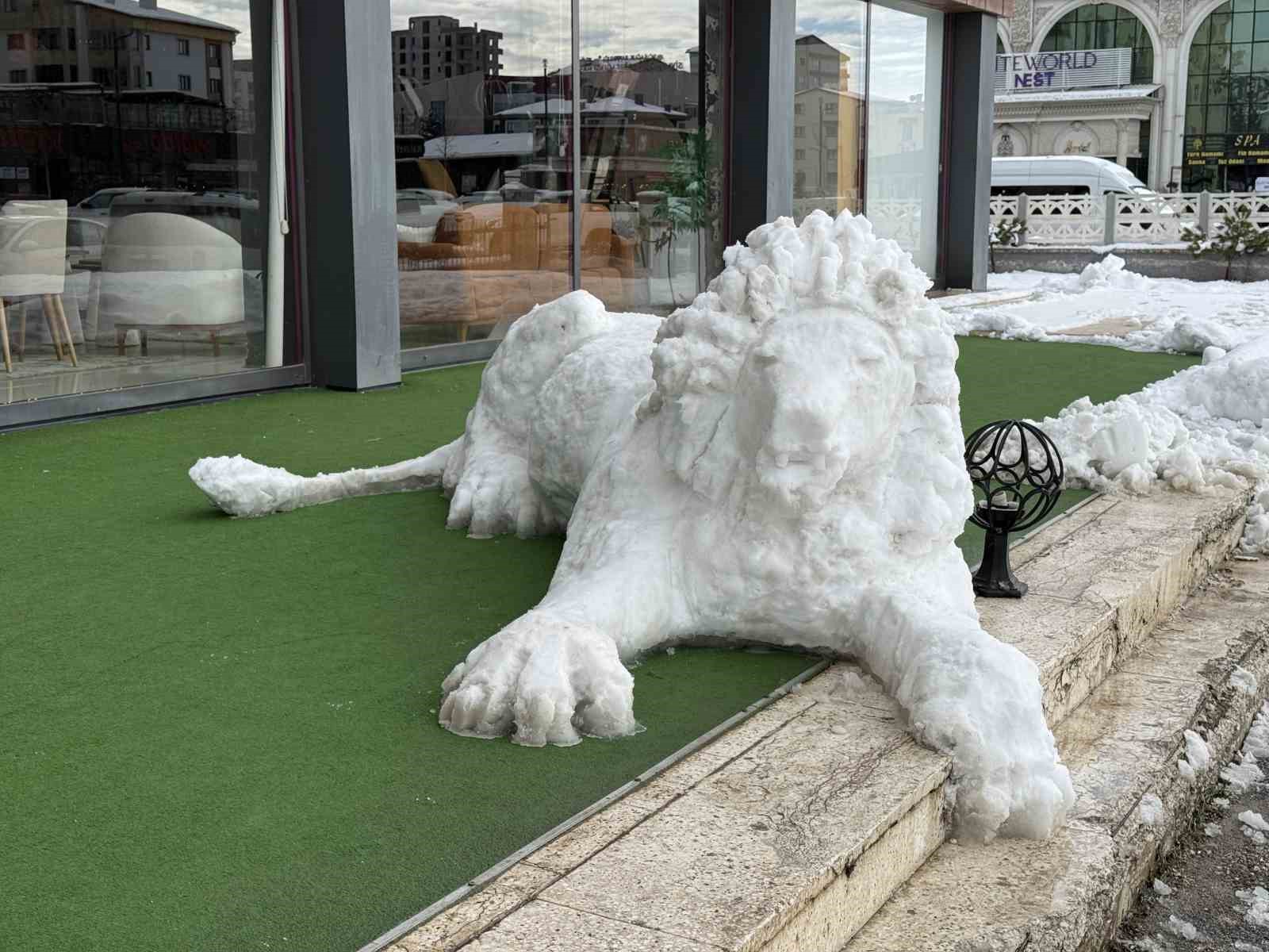 Her detayını 3 saat boyunca kaşıkla tek tek işledi, ortaya kardan aslan çıkardı