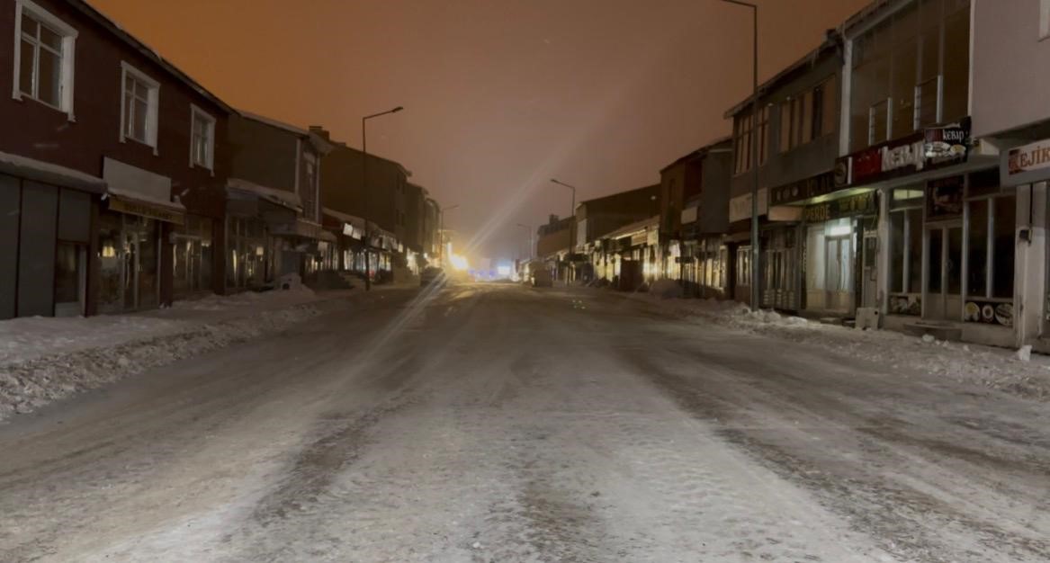 Karayazı&rsquo;da karla m&uuml;cadele: 81 k&ouml;y yolu ulaşıma a&ccedil;ıldı
