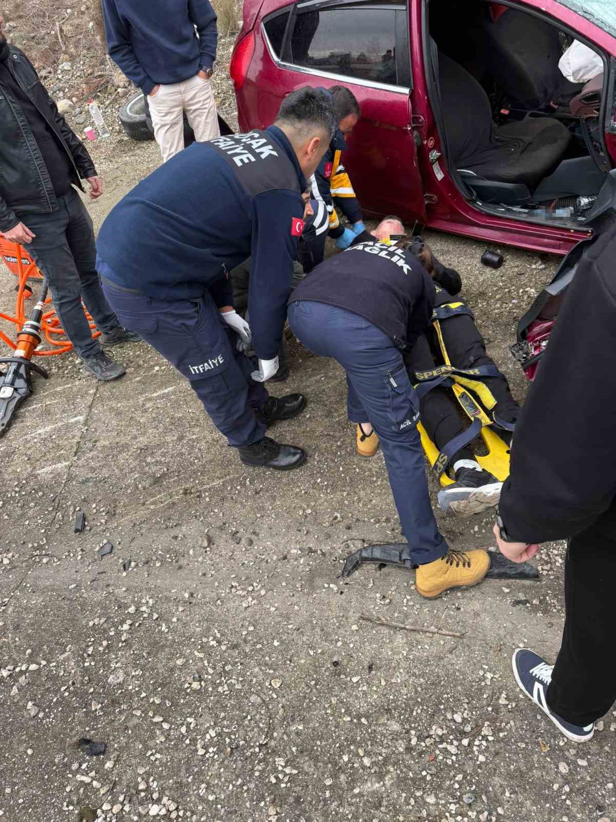 Burdur&rsquo;da 3 otomobil &ccedil;arpıştı: 4 yaralı
