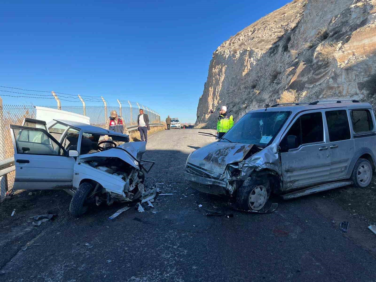 Şanlıurfa&rsquo;da 2 ara&ccedil; &ccedil;arpıştı: 3 yaralı
