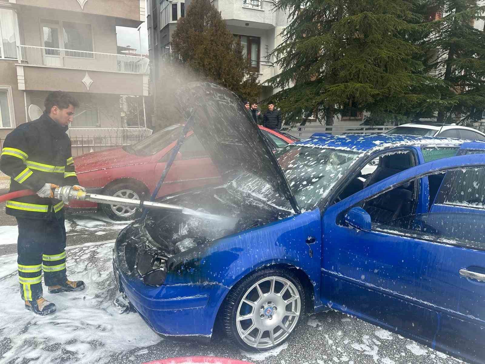 Uşak&rsquo;ta seyir halindeki otomobil alev aldı
