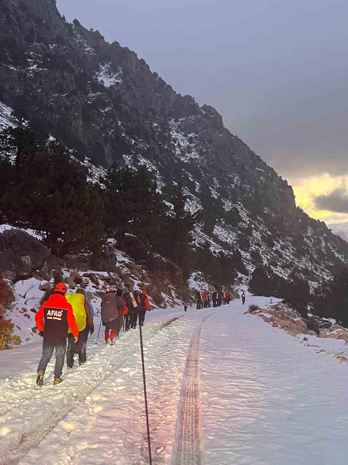 Kamp i&ccedil;in &ccedil;ıktıkları dağda mahsur kalan 24 kişiyi AFAD ekipleri kurtardı
