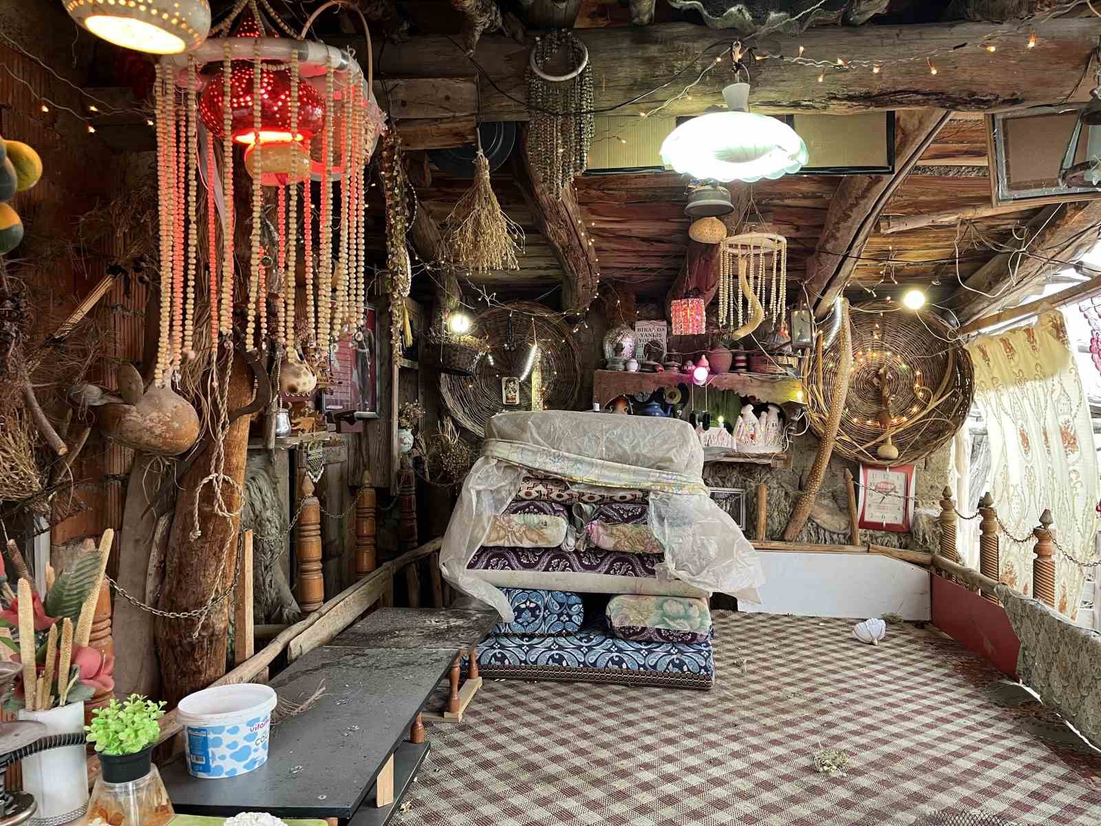 Evinin bahçesini topladığı eşyalarla müzeye çevirdi