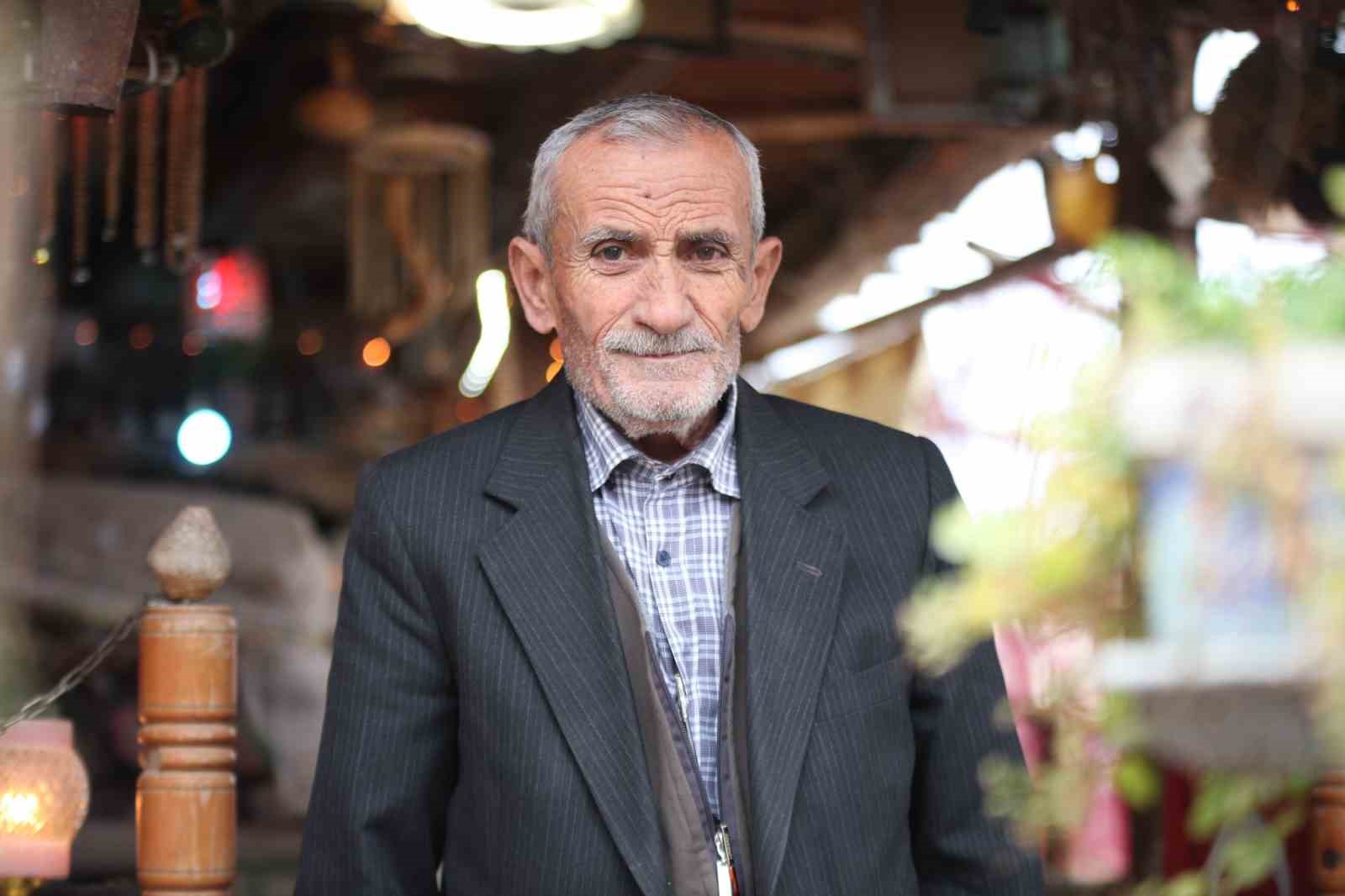 Evinin bah&ccedil;esini topladığı eşyalarla m&uuml;zeye &ccedil;evirdi
