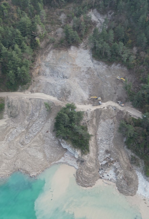 Kastamonu’da heyelan nedeniyle ulaşıma kapanan yolda çalışmalar sürüyor