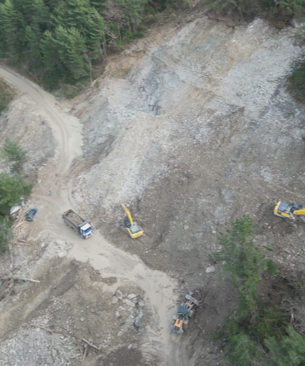 Kastamonu&rsquo;da heyelan nedeniyle ulaşıma kapanan yolda &ccedil;alışmalar s&uuml;r&uuml;yor
