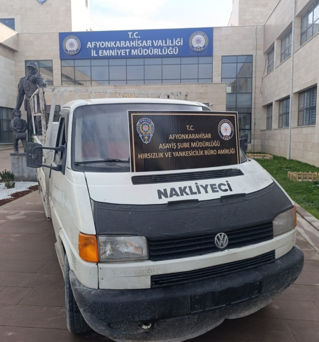 Kent merkezinde &ccedil;alınan kamyonet il&ccedil;ede bulundu

